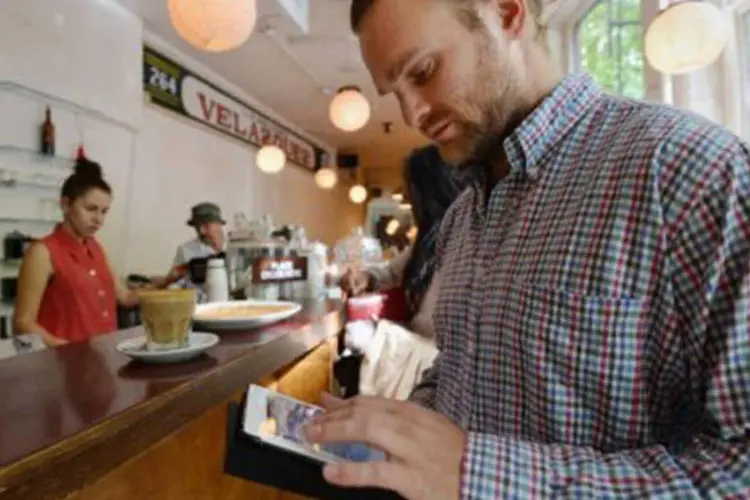 Noah Rosenberg trabalha em um tablet: Rosenberg espera produzir um pacote temático por semana sobre a vida em Nova York (©AFP / Stan Honda)