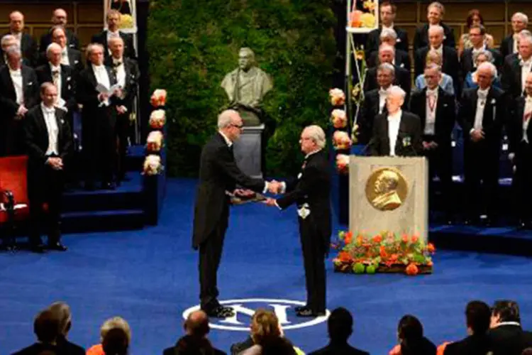 O escritor francês Patrick Modiano (E) recebe o Nobel de Literatura das mãos do rei da Suécia, Carl XVI Gustaf
 (Jonathan Nackstrand/AFP)