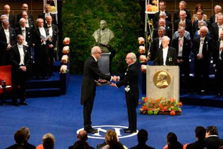 O escritor francês Patrick Modiano (E) recebe o Nobel de Literatura das mãos do rei da Suécia, Carl XVI Gustaf
 (Jonathan Nackstrand/AFP)