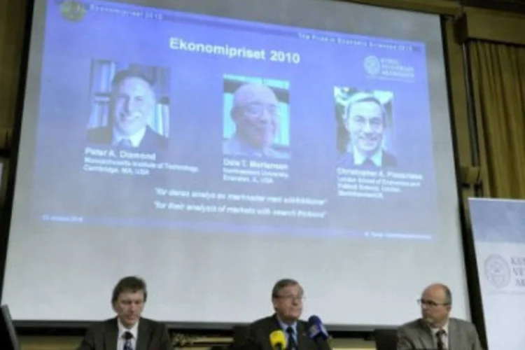 Os norte-americanos Peter Diamond e Dale Mortensen e o britânico Christopher Pissarides foram premiados por análise sobre o desemprego (.)