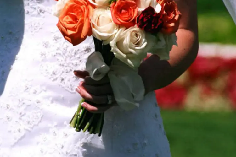 Casamento: noiva segurando buquê de flores (Stock Xchng)