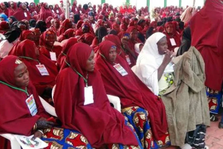 Noivas participam de uma festa na repartição do governador de Kano, após participarem de um casamento coletivo (Aminu Abubakar/AFP)