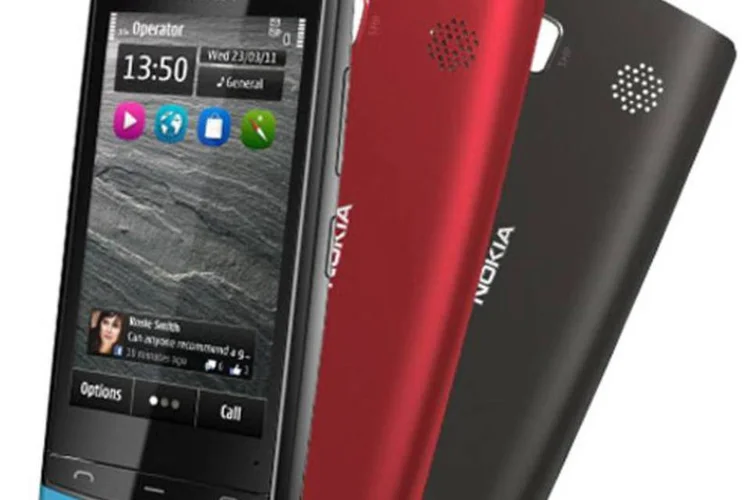 Smartphone vem ainda com três capas de bateria nas cores azul, preto e vermelho para customização (Divulgação)