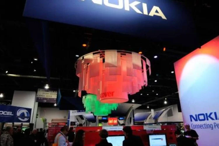 
	Estande da Nokia na CES 2010: Como resultado da transa&ccedil;&atilde;o, &quot;mais de 1.900&quot; funcion&aacute;rios da unidade de neg&oacute;cios &oacute;ticos, dever&atilde;o ser transferidos
 (Ethan Miller/Getty Images)