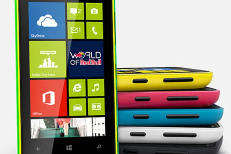 
	O smartphone&nbsp;Lumia 620 com Windows 8, da Microsoft: mesmo com as boas vendas da linha de aparelhos, a unidade de celulares e servi&ccedil;os da Nokia deve ver suas vendas l&iacute;quidas ca&iacute;rem
 (Divulgação)