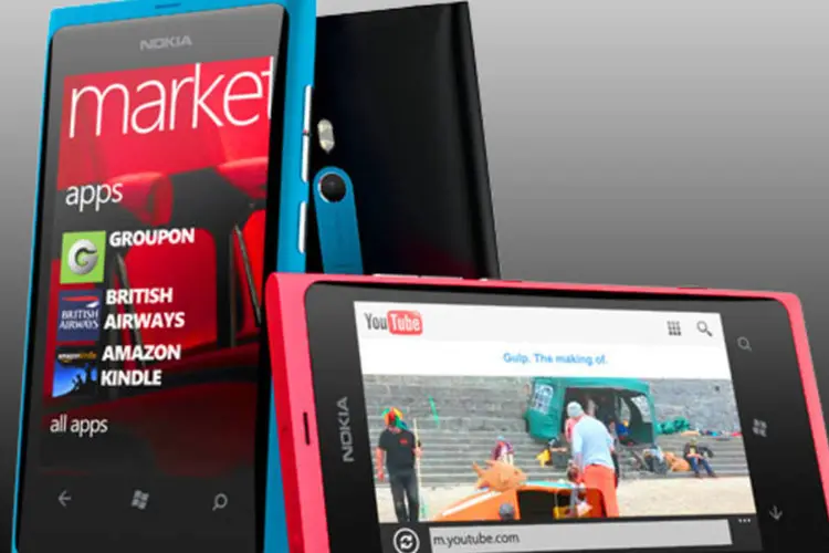 Com tela de 3,7 polegadas, o smartphone Lumia 800, da Nokia, tem quase o mesmo tamanho do iPhone (Divulgação)
