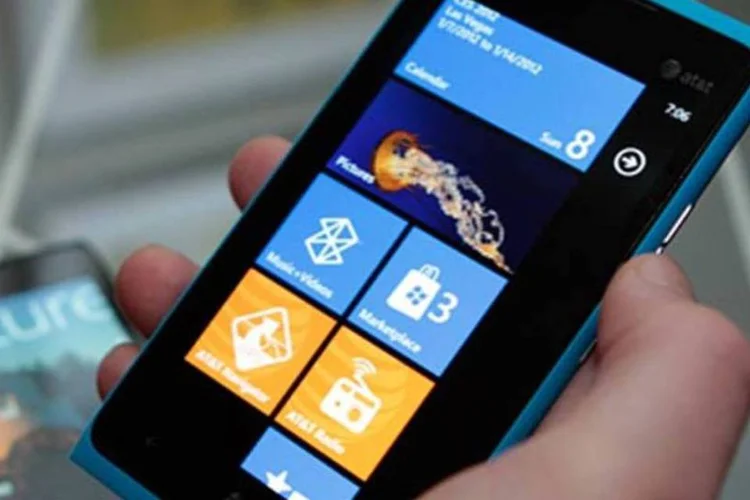 Nokia Lumia 900: aparelho roda versão 7.5 do Windows Phone e já está à venda no Brasil; (Divulgação)