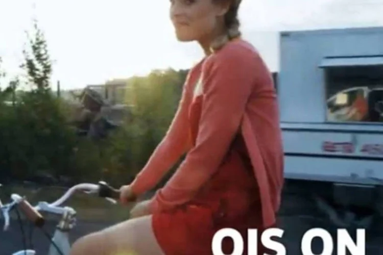 Atrás da ciclista é possível ver o reflexo da van utilizada na gravação do vídeo (Reprodução)