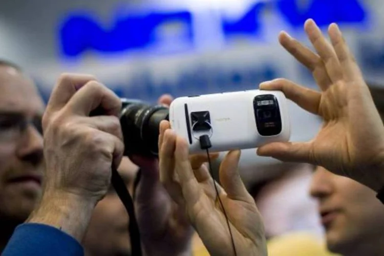 A Nokia também anunciou uma versão mundial de seu Lumia 900, um modelo mais caro, durante a feira Mobile World Congress, em Barcelona (David Ramos/Getty Images)