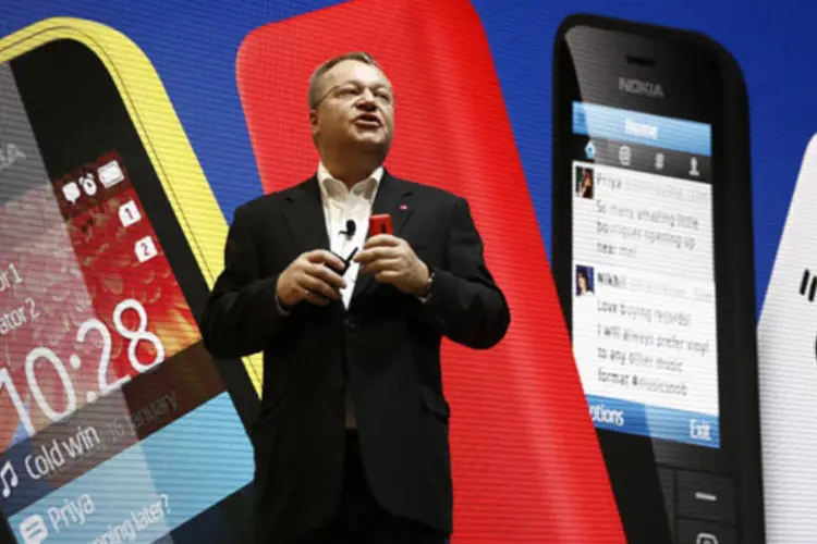 Nokia X e outros aparelhos são apresentados por Stephen Elop: em vez de acessarem os serviços em nuvem do Google, os usuários de smartphones Nokia X vão acessar os serviços na nuvem da Microsoft (Simon Dawson/Bloomberg)
