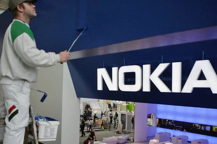
	Nokia: as a&ccedil;&otilde;es da fornecedora de redes de telecomunica&ccedil;&otilde;es finlandesa ca&iacute;ram mais de 1%, com os investidores tamb&eacute;m nervosos com uma perspectiva fraca
 (Wolfgang von Brauchitsch/Bloomberg News)