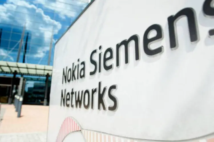 
	A Nokia Siemens, com sede em Espoo, Finl&acirc;ndia, j&aacute; eliminou mais de 20.000 empregos nos &uacute;ltimos dois anos devido &agrave; queda de vendas
 (Henrik Kettunen/Bloomberg)