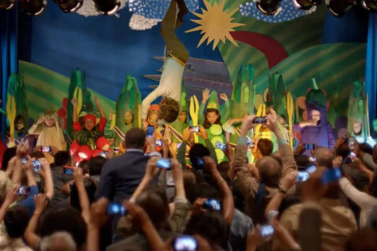 Comercial da linha Lumia: qnquanto disputam para tirar uma boa foto, os pais causam o caos e deixar as crianças aterrorizadas (Reprodução)