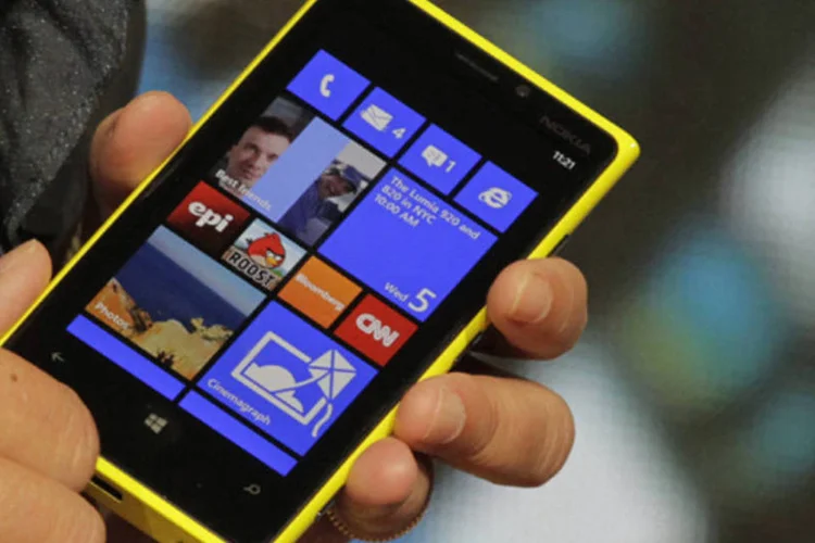 
	O Lumia 920: segundo estimativas, a Nokia deve vender de&nbsp;5 a 6 milh&otilde;es de aparelhos com Windows Phone no quarto trimestre
 (Brendan McDermid/Reuters)