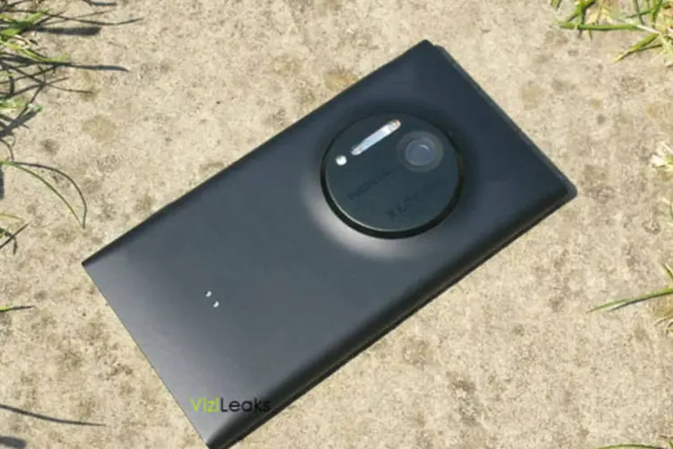 Suposto smartphone Nokia EOS aparece em imagem divulgada pelo blogueiro ViziLeaks. Dispositivo poderá vir com câmera PureView de 41 MP (Vizileaks)