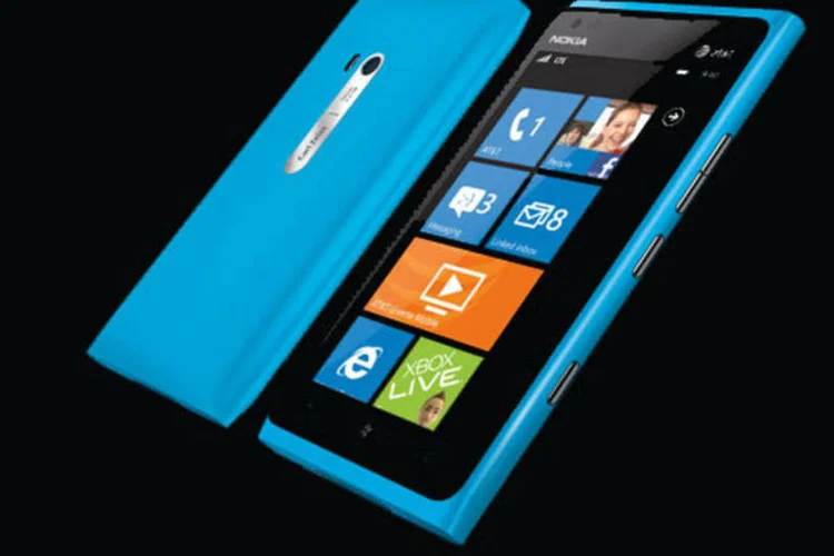 Nokia Lumia 900 - modelo tem câmera de 8MP, tela de 4.3 polegadas AMOLED (maior que a do Lumia 800 e do iPhone) e grava vídeos em 720pWindows Phone e bateria de longa duração. (Nokia)