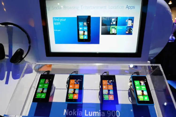 Nokia Lumia 900: smartphone foi apresentado em janeiro de 2012 e vem equipado com Windows Phone, o sistema operacional da Microsoft (Kevork Djansezian/Getty Images)