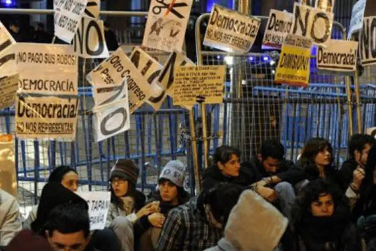 Manifestantes protestam contra as medidas de austeridade do governo: a Espanha registrou no primeiro trimestre uma queda do PIB de 0,3% e de 0,4% no segundo (Dominique Faget/AFP)