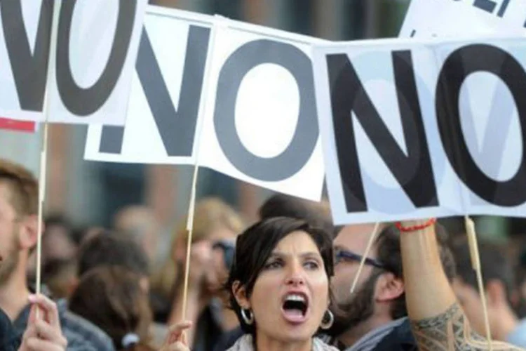 
	Manifestantes indignados em Madri, na Espanha: Catilla acumulava no fim de junho uma d&iacute;vida de 6,8 bilh&otilde;es de euros, quase 20% de seu PIB
 (Dominique Faget/AFP)