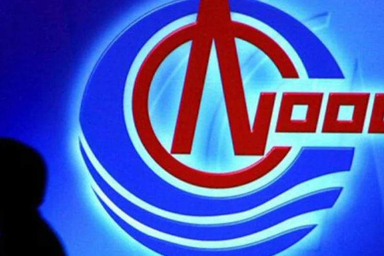 
	Pap&eacute;is dagugante chinesa de petr&oacute;leo e g&aacute;s&nbsp;CNOOC&nbsp;registravam queda de 1,5% na bolsa americana&nbsp;Nasdaq, negociados a 205,84 d&oacute;lares
 (Philippe Lopez/AFP)