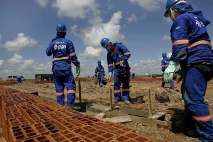 Canteiro de obras no Nordeste: queda no custo do setor foi causada pela deflação de 0,33% nos materiais de construção (Arquivo/Veja)