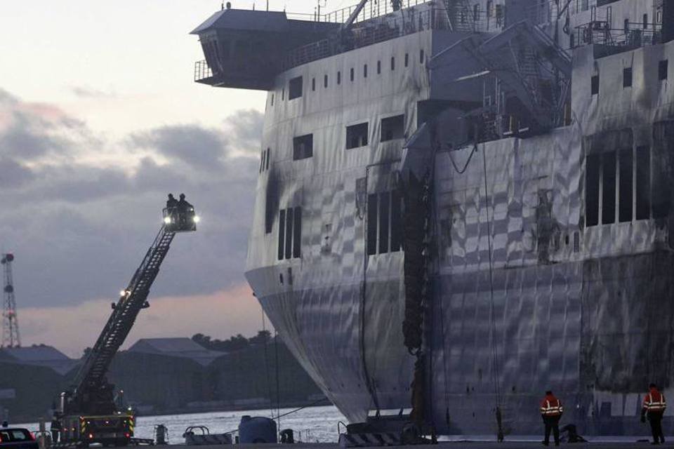 Depois de incêndio, casco de ferry é rebocado para a Itália