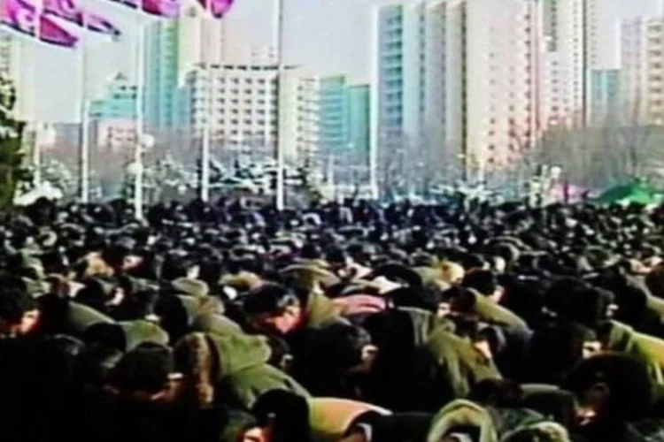 Multidão observa um minuto de silêncio pela morte do líder norte-coreano, no dia 29 de dezembro de 2011 (North Korean Tv/AFP)