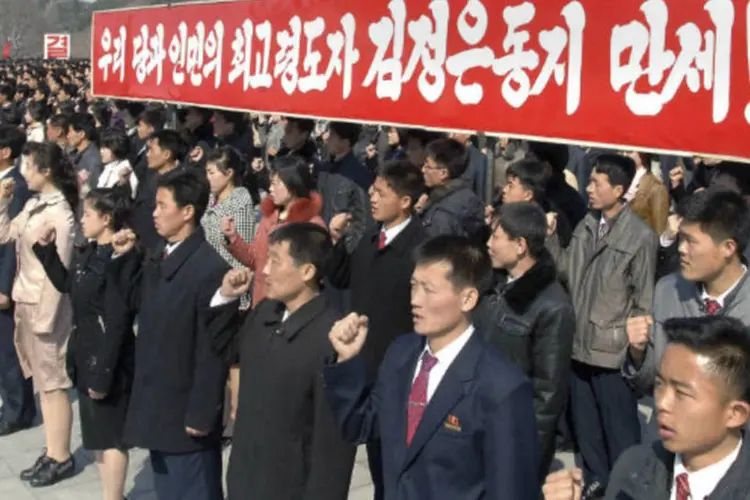 Norte-coreanos se reúnem em Pyongyang para as comemorações do aniversário de Kim Jong-un no poder (REUTERS / KCNA)