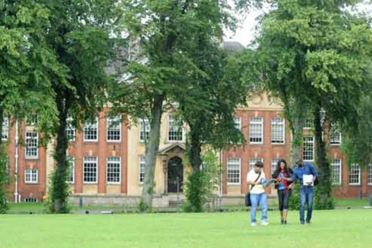 Brasileiros terão oportunidade de prosseguir os estudos no campus da universidade britânica (Divulgação)
