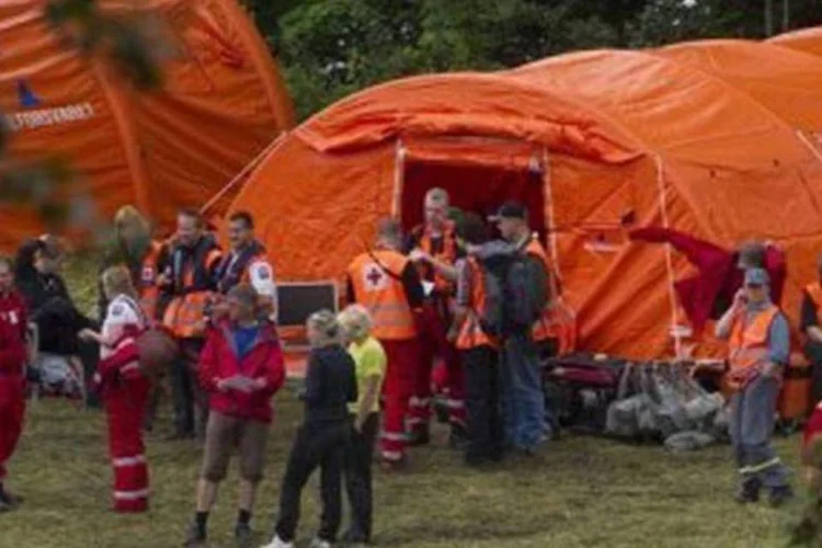 Defesa Civil da Noruega acompanha investigações em acampamento (Odd Andersen/AFP)