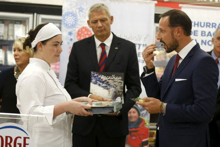 O príncipe herdeiro da Noruega, Haakon Magnus, experimenta bacalhau no Rio de Janeiro (Pilar Olivares/Reuters)