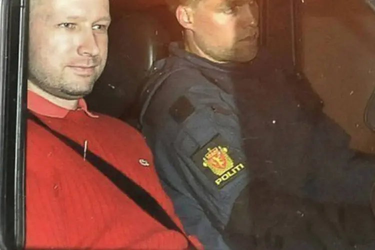 O autor confesso dos ataques, Anders Behring Breivik (de vermelho) permanece isolado desde sua detenção, vigiado 24 horas ao dia para evitar que tente se suicidar  (Jon-Are Berg-Jacobsen/AFP)