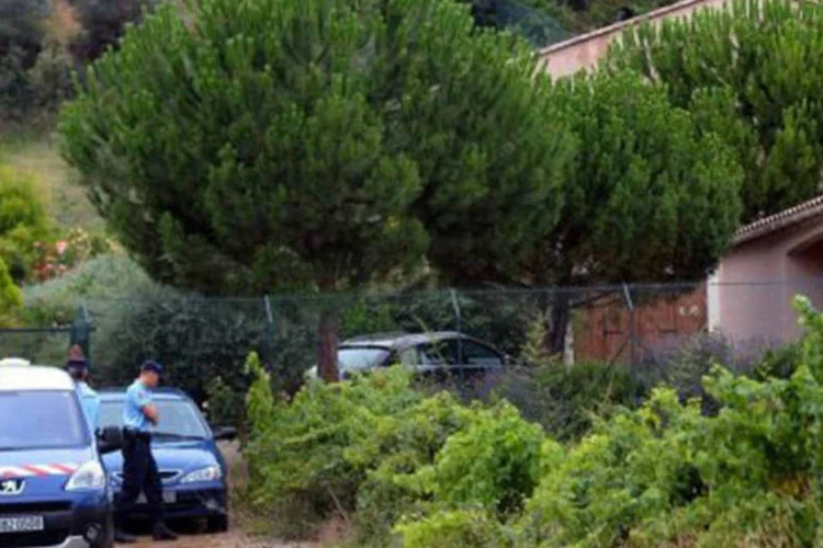 Policiais franceses fazem a proteção da casa de Jens Breivik, que não via o filho há 15 anos (Eric Cabanis/AFP)