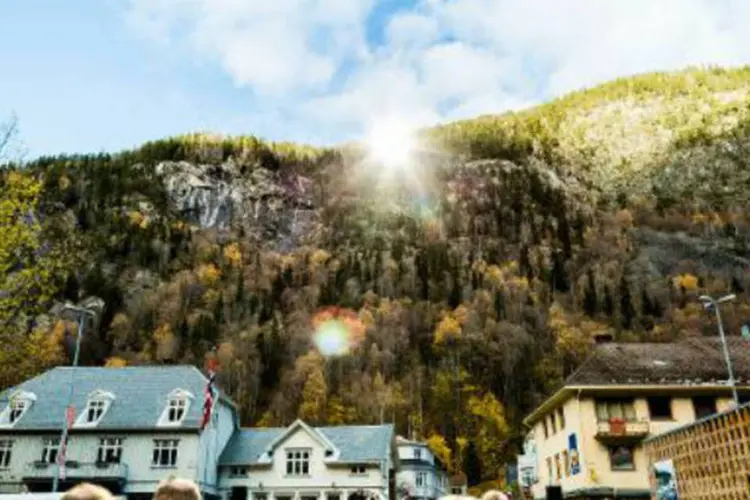 
	Noruega: localizada em um vale &iacute;ngreme do sul da Noruega, a pequena cidade de 3.500 habitantes n&atilde;o v&ecirc; o sol por cerca de seis meses, de setembro a mar&ccedil;o
 (AFP)