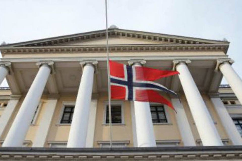 Partido no poder na Noruega pede referendo sobre imigração