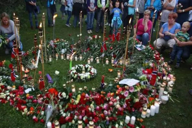 Noruegueses fazem homenagem a vítimas do massacre (Getty Images)