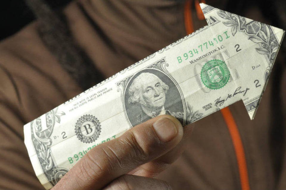 Dólar acompanha exterior e sobe ante real