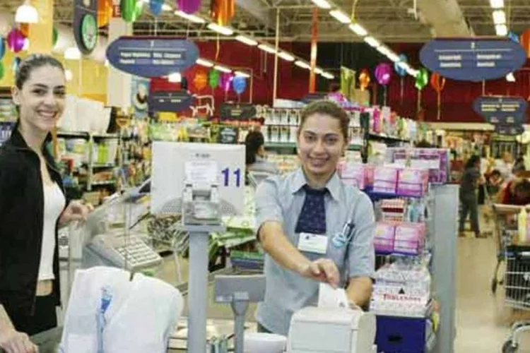 Consumidora recebe Nota Fiscal Paulista: créditos e prêmios recebidos com o programa devem ser informados na declaração do IR (Veja São Paulo)