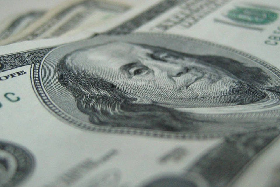 Dólar sobe mais de 2% e vai a R$2,83 pela 1ª vez desde 2004