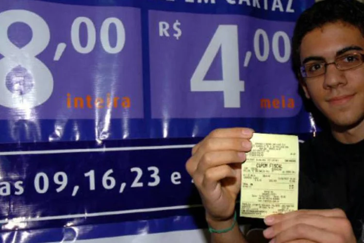 
	Segundo o levantamento, como consequ&ecirc;ncia da falta de &quot;cotas limite&quot; para a venda de ingressos de meia-entrada, muitas vezes &quot;a fatia dos benefici&aacute;rios chega a beirar entre 70% e 80% do p&uacute;blico total pagante&quot;
 (José Cruz/ABr)