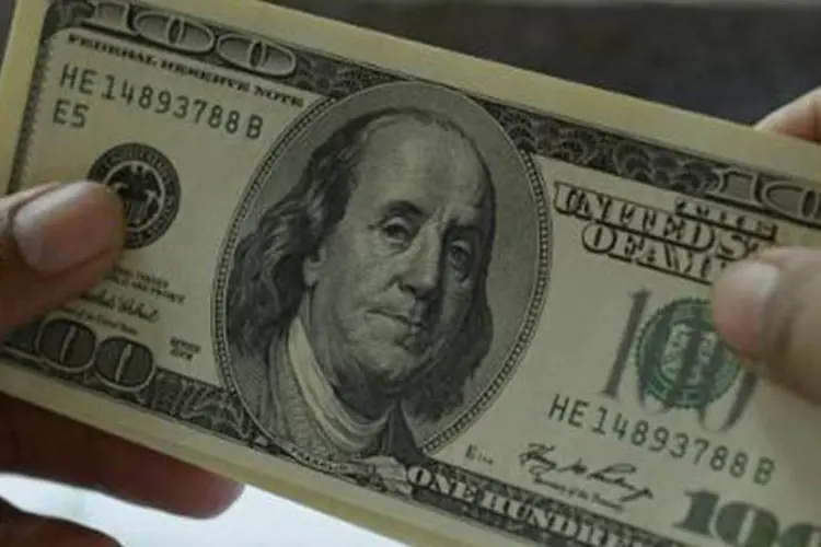 
	Nota de 100 d&oacute;lares: &agrave;s 9h15, a moeda norte-americana recuava 0,35 por cento, a 2,1669 reais na venda
 (AFP)