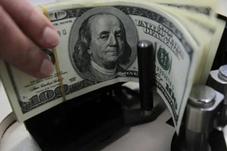 
	D&oacute;lar: o giro financeiro na clearing da BM&amp;F ficou em torno de 2,9 bilh&otilde;es de d&oacute;lares.
 (REUTERS/Sukree Sukplang)