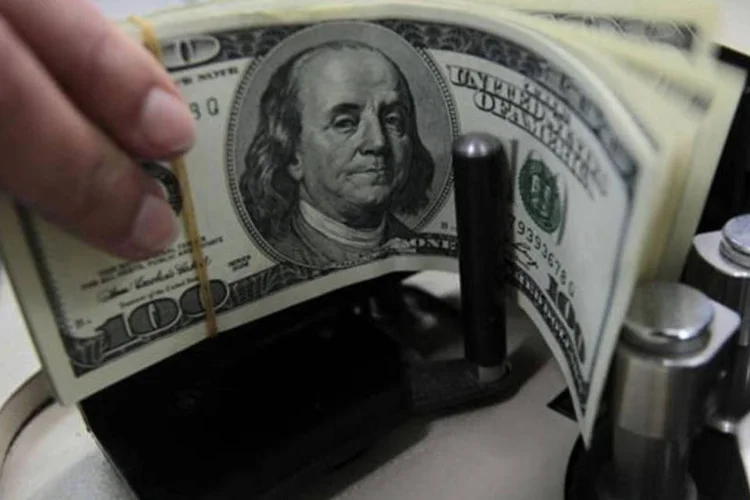 Funcionário de banco conta cédulas de dólar norte-americano em Bangcoc, na Tailândia (REUTERS/Sukree Sukplang)