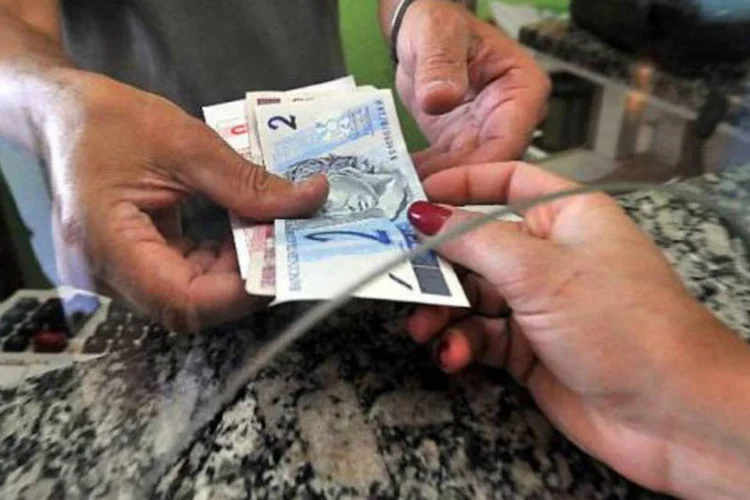 
	Reais: quando o dinheiro com suspeita de ser falso for sacado em um banco, o cliente deve procurar qualquer ag&ecirc;ncia para fazer a troca
 (Marcello Casal Jr./Agência Brasil)