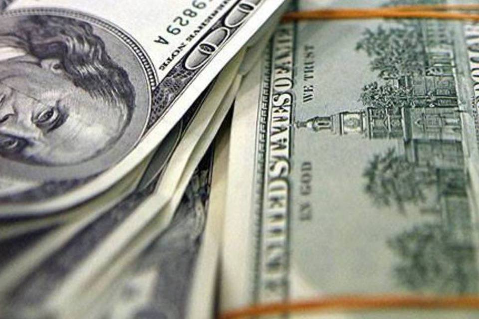 Dólar cai mais de 2% com menores apostas de alta pelo Fed