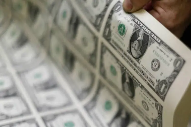 
	Notas de d&oacute;lar: o d&oacute;lar &agrave; vista no balc&atilde;o terminou o dia em R$ 3,0440
 (Gary Cameron/Reuters)