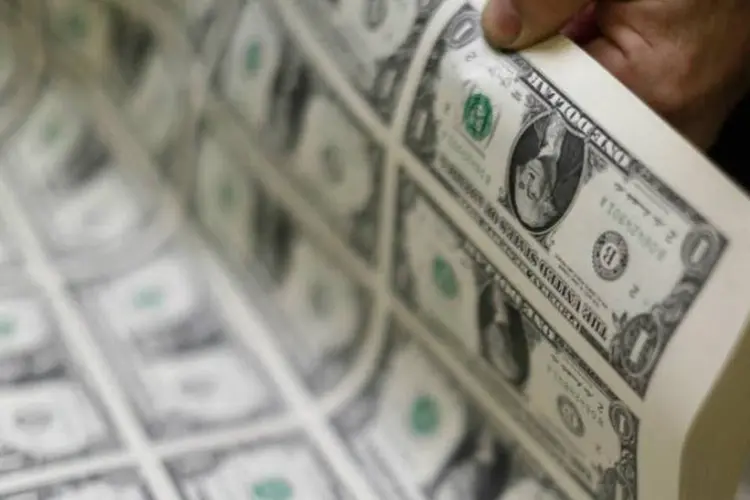 
	Notas de d&oacute;lar: a moeda americana fechou com varia&ccedil;&atilde;o positiva de 0,02%, a R$ 3,0711 na venda
 (Gary Cameron/Reuters)