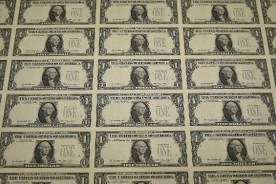 Dólar segue exterior e sobe à casa de R$ 3,36