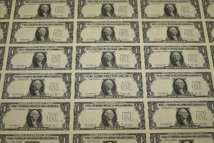 
	Notas de d&oacute;lar: d&oacute;lar ficou cerca de 17 por cento mais forte no terceiro trimestre em rela&ccedil;&atilde;o ao mesmo per&iacute;odo de um ano antes
 (Mark Wilson/AFP)