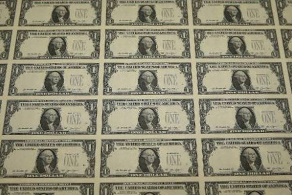 Dólar recua sobre real em dia de baixa liquidez